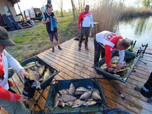 1 feeder bottal egy napos peca eredméye-Bait Maker Team.jpg másolata